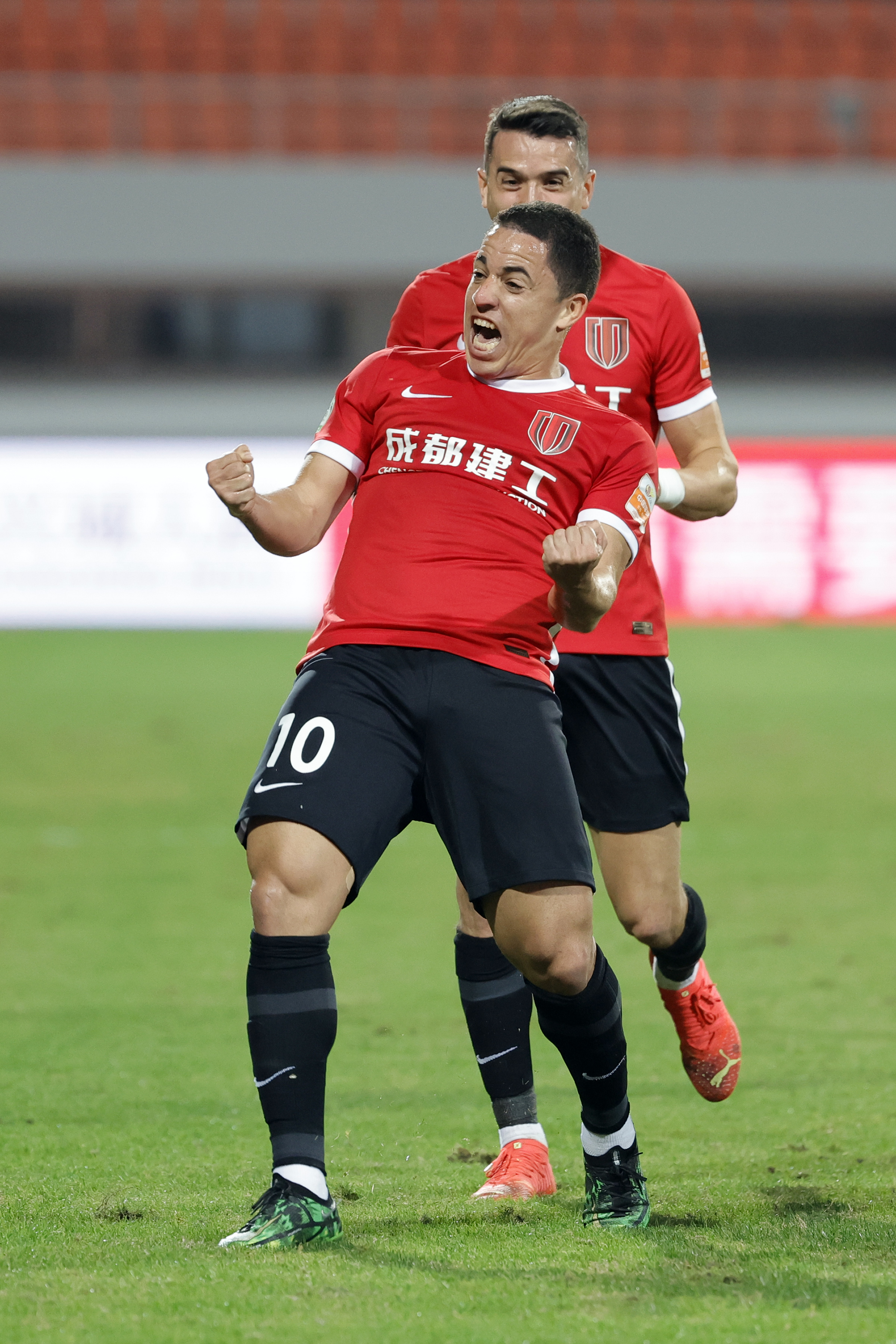 中国足球联赛惊险刺激，球员全力以赴比拼